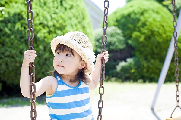 868 baby girl playing outdoors in summer