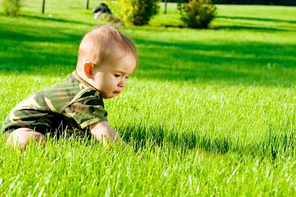 868 baby playing outdoors in summer